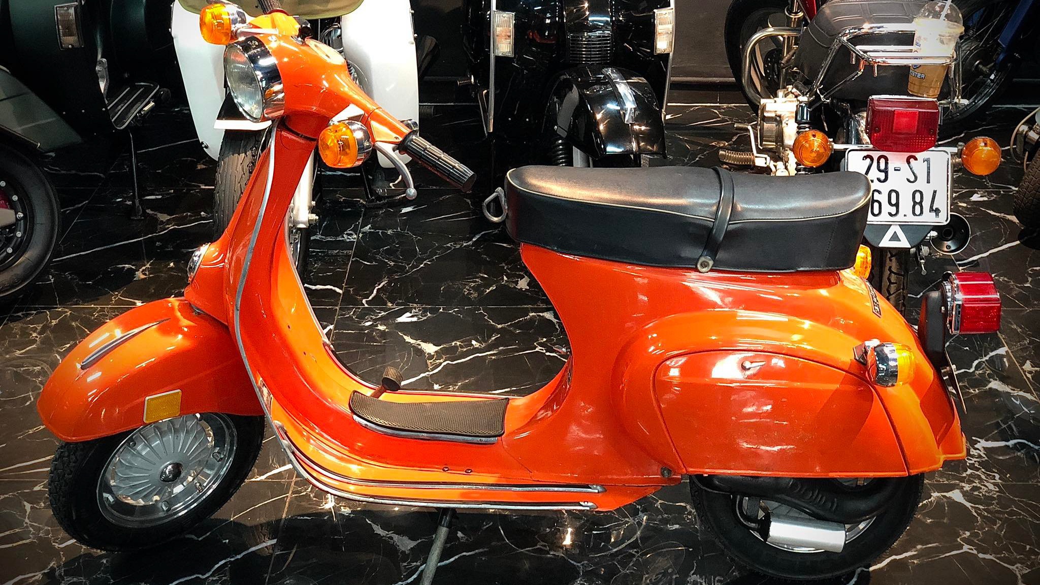 Được hé lộ lần đầu tại Triển lãm Mô tô Milan 1967, những chiếc Vespa Primavera đời đầu có số khung VMA2T và gây ấn tượng nhờ kiểu dáng nhỏ nhắn, linh hoạt và động cơ 125 cc mạnh mẽ