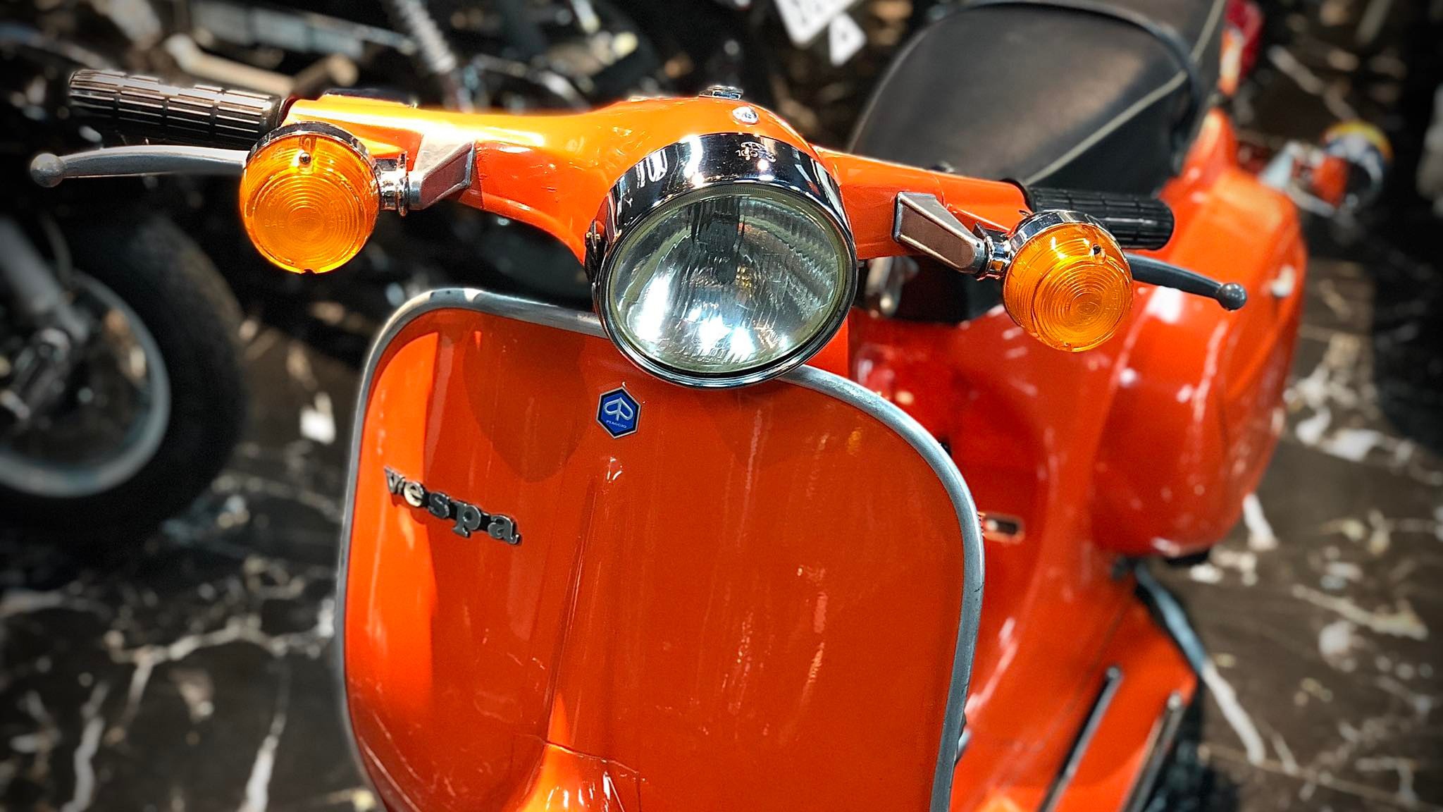 Xe dùng hộp số 4 cấp, phanh tang trống, vành kích cỡ 10 inch và có vận tốc tối đa 88 km/h