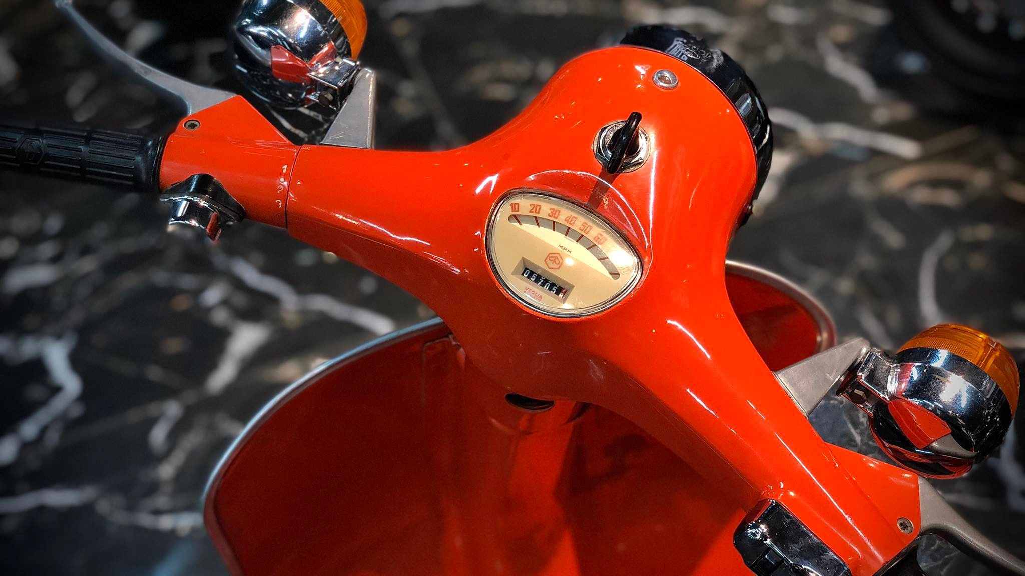 Anh Trịnh Ngọc Đức (Hà Nội), chủ sở hữu xe, cho biết tình trạng chiếc Vespa Primavera này còn rất mới với lớp sơn màu cam "zin" toàn bộ và mới lăn bánh hơn 5.700 dặm (gần 9.200 km)