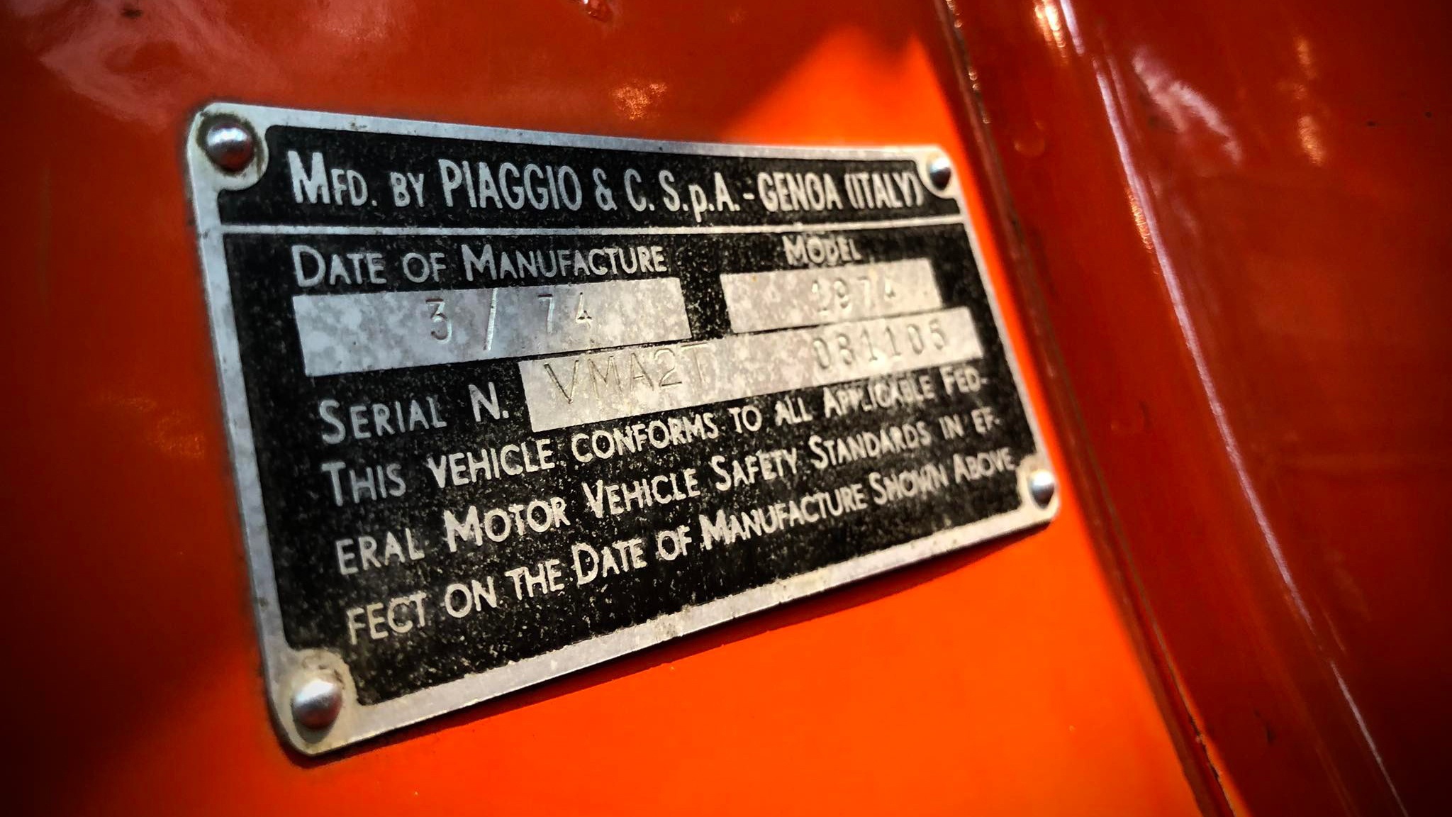 Chiếc trong bài được sản xuất tháng 3/1974, thuộc đời Vespa Primavera VMA2T thứ 2 (MK2) và là xe dành cho thị trường Mỹ