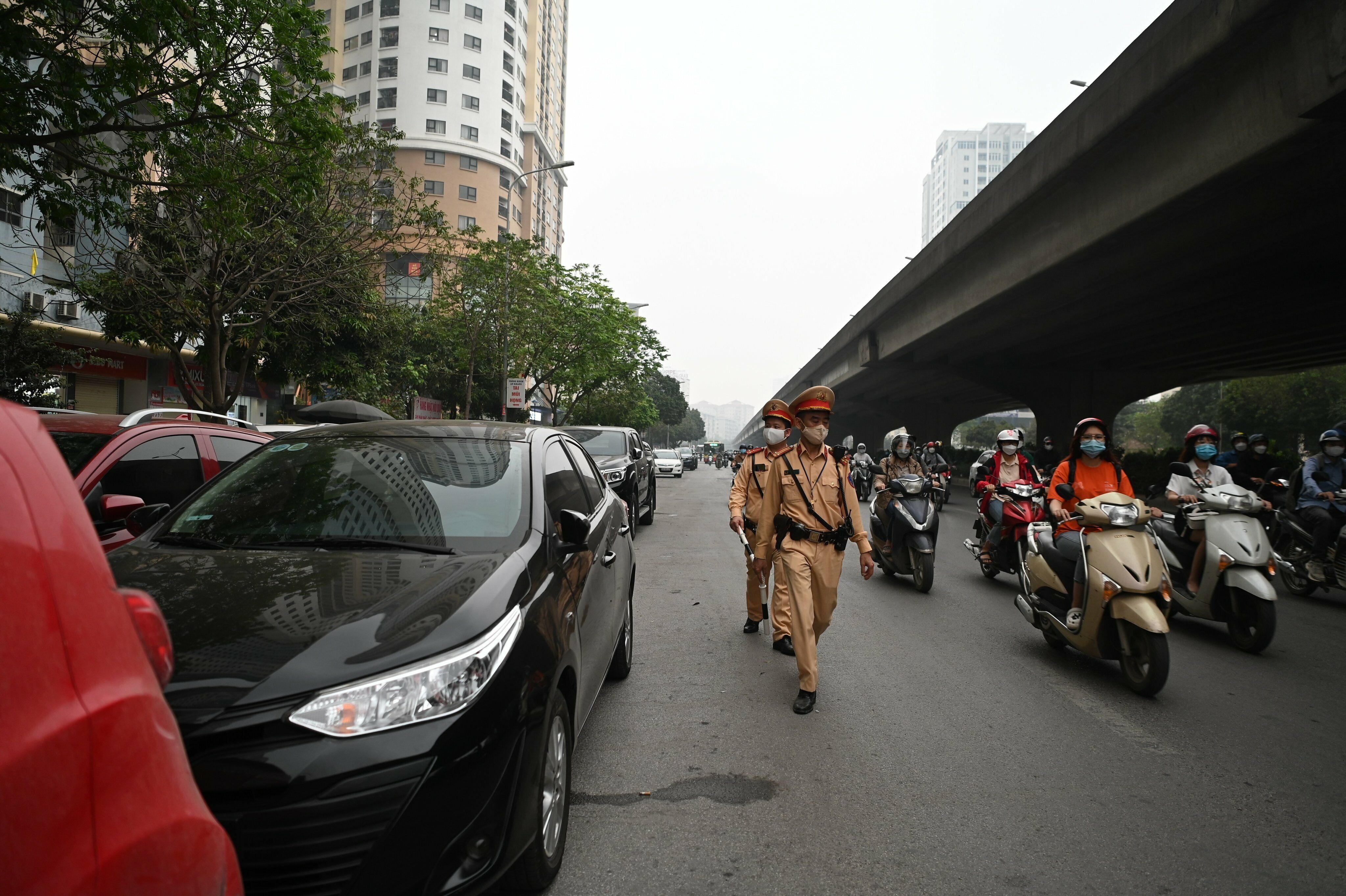 Cụ thể trong sáng nay (24/3) tại đường Nghiêm Xuân Yêm, hàng chục chiếc xe ô tô đỗ kín thành nhiều hàng, khi lực lượng CSGT có mặt, nhiều chủ xe ô tô nhanh chóng rời đi.