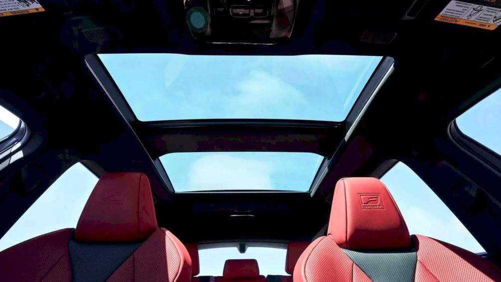 Ngoài ra, màu nội thất đỏ Circuit Red và đen Black with Rich Cream cũng sẽ bổ sung cho tapi cửa trước và sau màu ánh sáng theo chủ đề