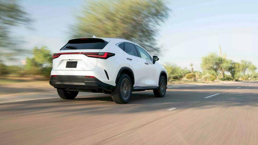 Lexus NX 2024 tiếp tục được cung cấp 4 lựa chọn hệ truyền động khác nhau, bao gồm các tùy chọn hybrid và plug-in hybrid