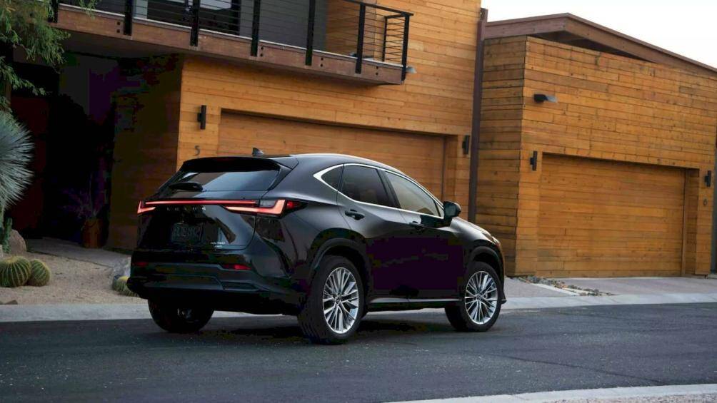 Đối với các tùy chọn hệ truyền động điện hóa, NX 350h trang bị động cơ 4 xy-lanh 2.5L kết hợp hai mô-tơ điện, sản sinh tổng công suất 240 mã lực