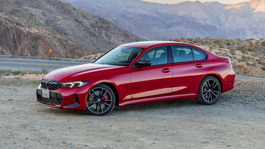 4. BMW 3 Series 2023 (giá khởi điểm: 42.300 USD)