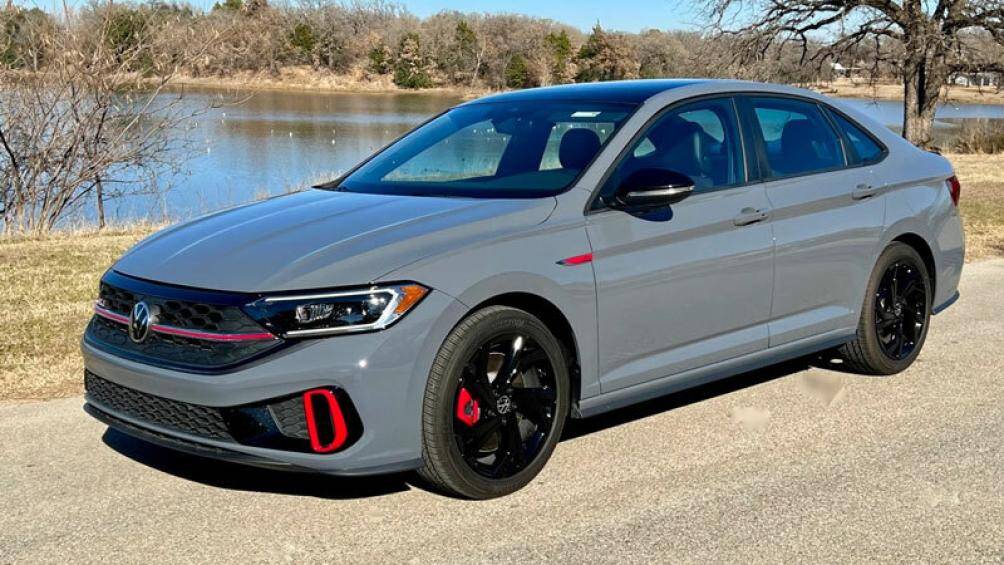 8. Volkswagen Jetta 2023 (giá khởi điểm: 20.415 USD)