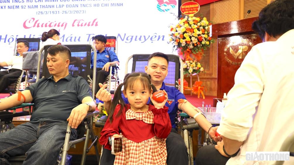 Rất nhiều cán bộ, viên chức, người lao động Cục Đăng kiểm VN đã tham gia hiến máu, trong đó có cả những đăng kiểm viên tranh thủ ngày nghỉ duy nhất trong tuần, vượt hàng chục km để đưa cả gia đình cùng con nhỏ tham gia hiến những giọt máu đào để hỗ trợ các bệnh nhân.