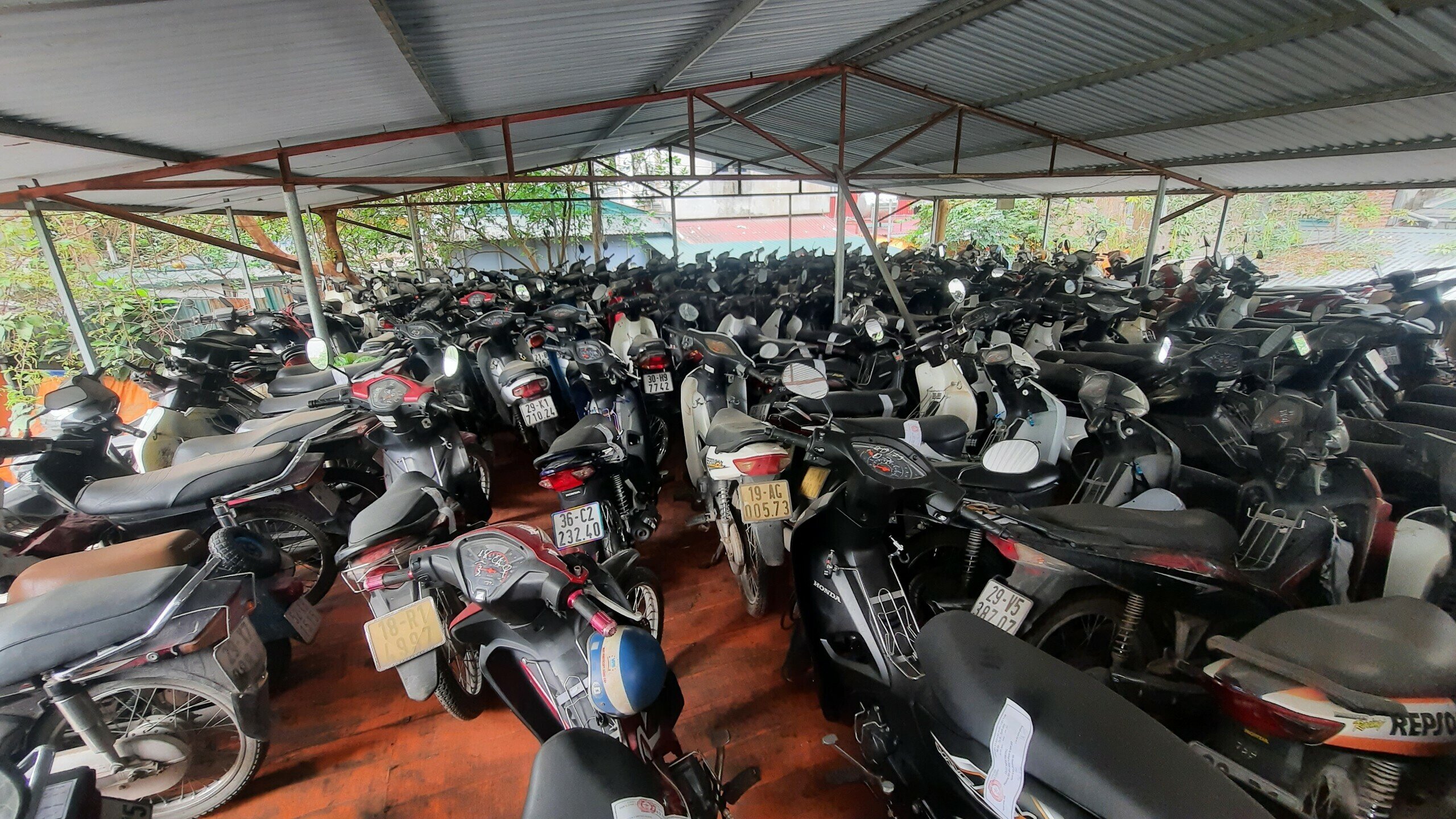 Giám đốc Công ty Hà Cầu - Thăng Long cho biết, phải mất hơn 3 năm với rất nhiều thủ tục thì cơ quan chức năng mới thanh lý được gần 800 chiếc xe máy để giải phóng bớt cho bãi xe của ông.