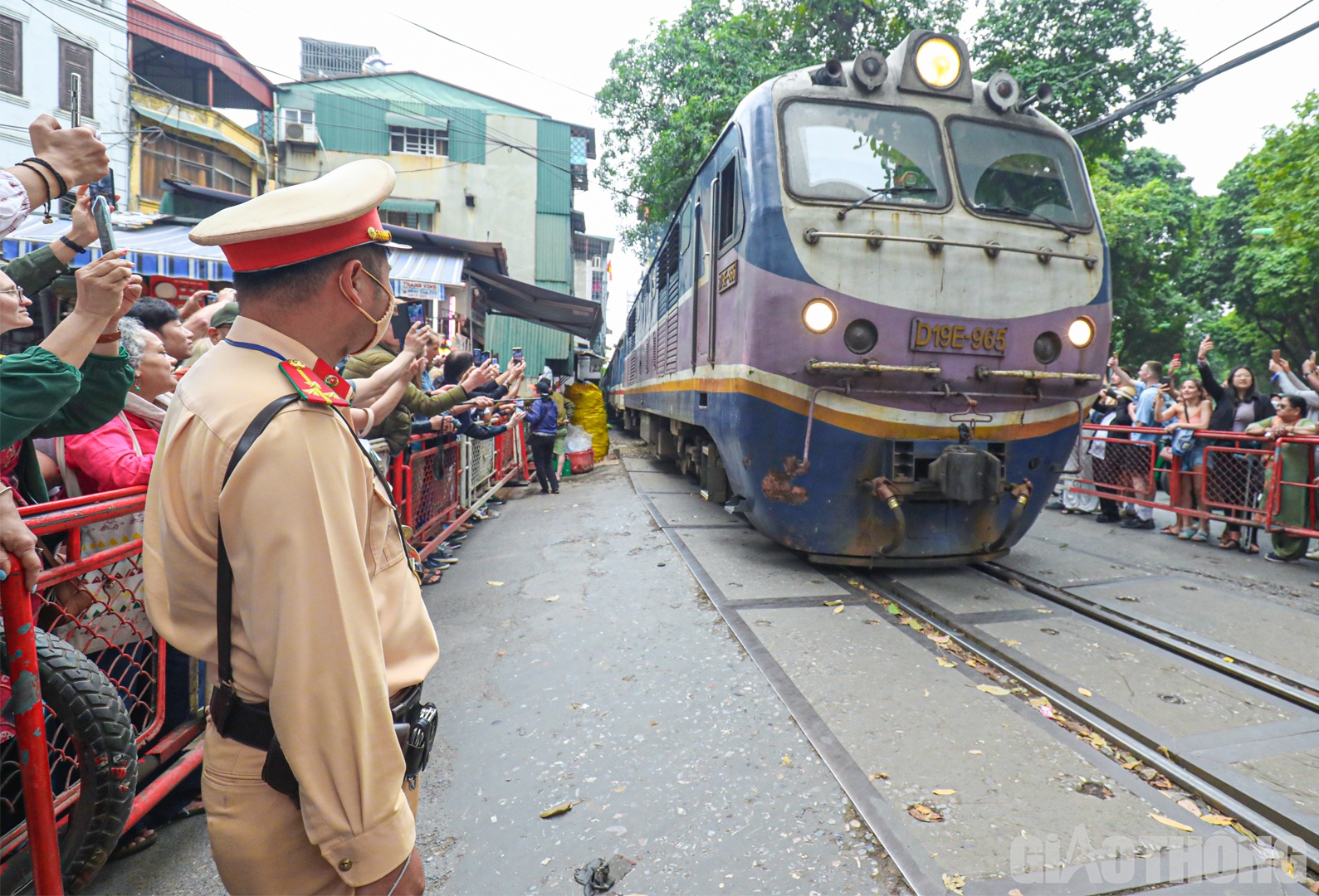 C&aacute;c du kh&aacute;ch chỉ được đứng b&ecirc;n ngo&agrave;i h&agrave;ng r&agrave;o chụp ảnh.