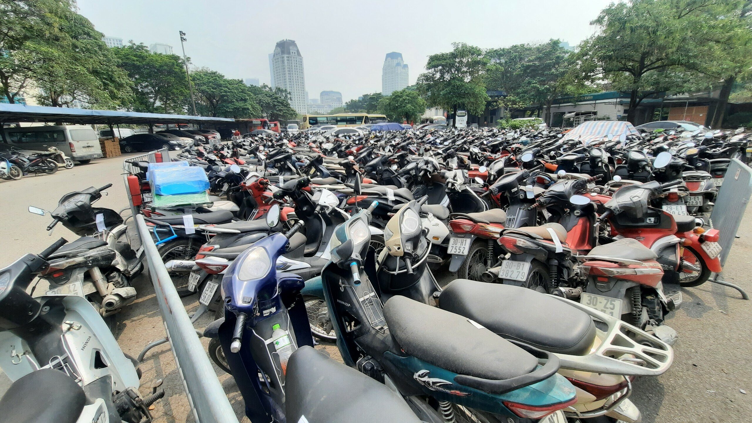 Những ngày cuối tháng 3/2023, có mặt tại bãi trông giữ xe của Xí nghiệp 5 (thuộc Công TNHH MTV Khai thác điểm đỗ xe Hà Nội) ở đường Lê Quang Đạo (quận Nam Từ Liêm, TP Hà Nội), PV nhận thấy hàng nghìn chiếc xe máy đang được xếp chật kín, phủ đầy bụi.