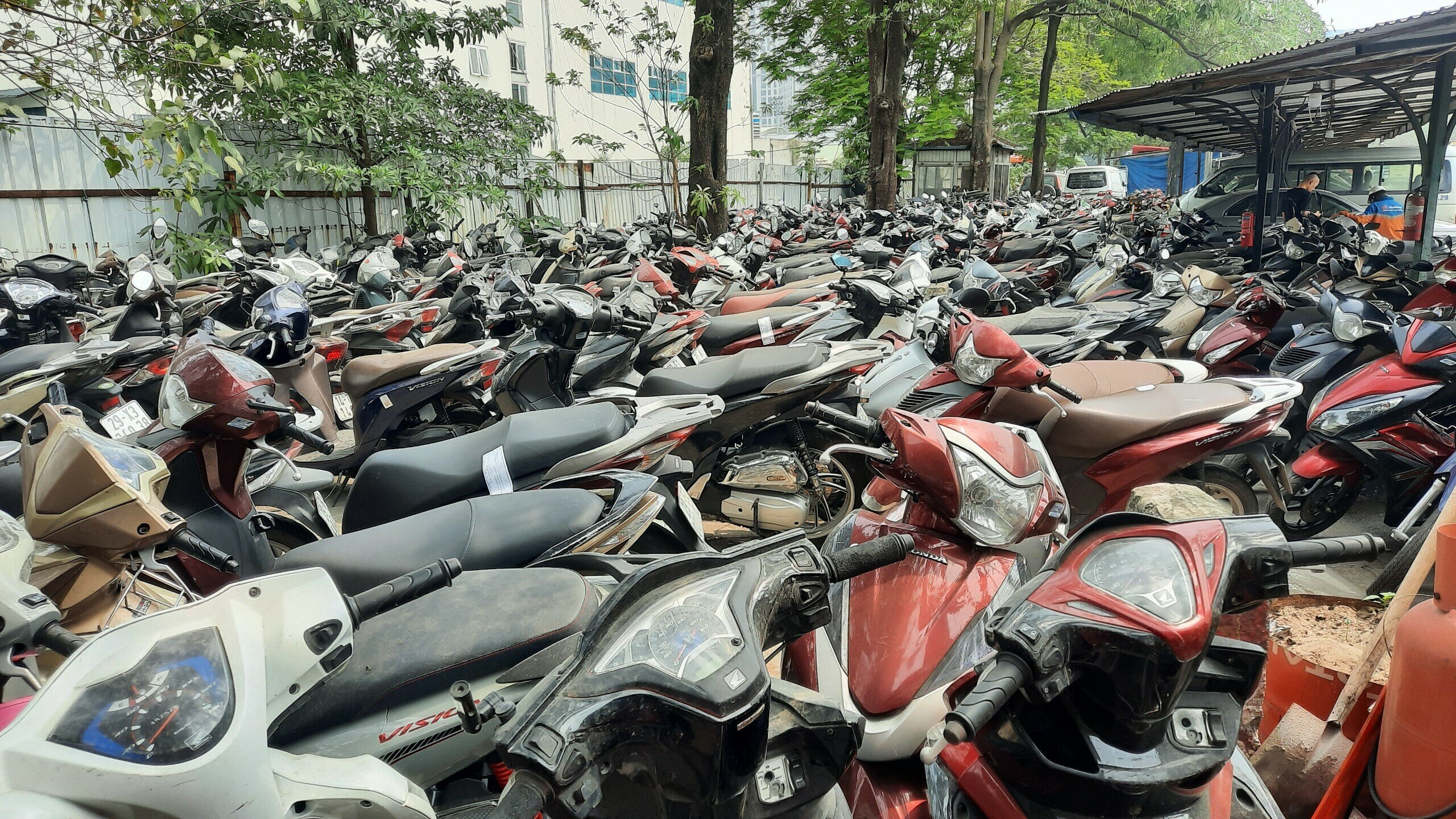 Đây là bãi để xe vi phạm của một số Đội CSGT thuộc Phòng CSGT Công an TP Hà Nội, quận Nam Từ Liêm, Tổ công tác đặc biệt 141 của TP Hà Nội.