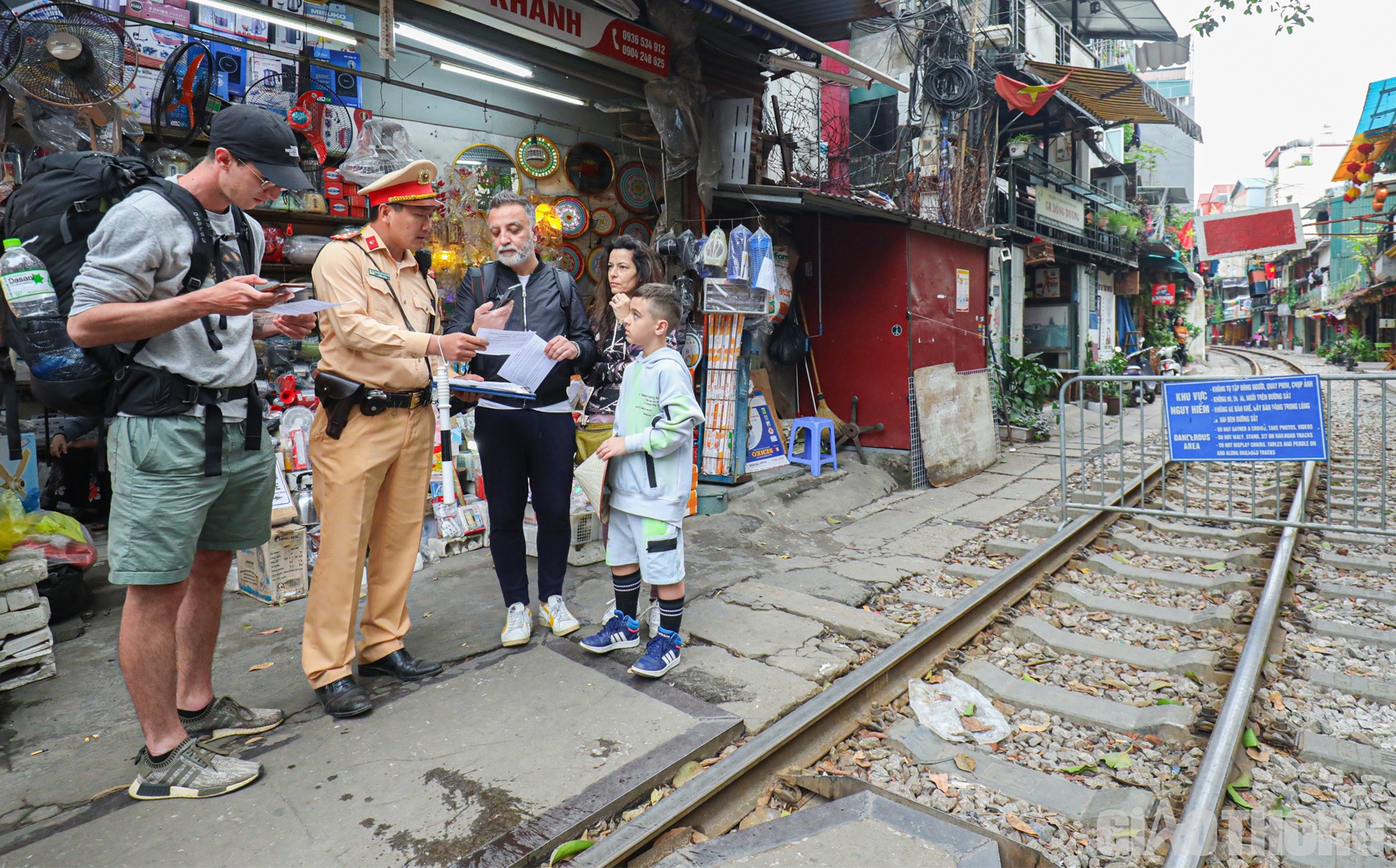 Tờ rơi được thiết kế bằng song ngữ Anh - Việt, tập trung cảnh b&aacute;o c&aacute;c nguy cơ xảy ra mất an to&agrave;n v&agrave; y&ecirc;u cầu du kh&aacute;ch tu&acirc;n thủ c&aacute;c quy định của luật ATGT đường sắt Việt Nam.