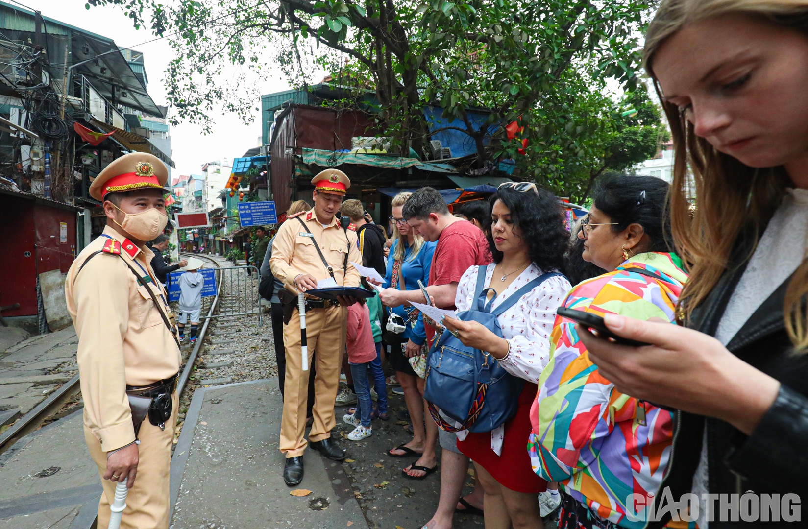 Nhằm tuy&ecirc;n truyền về ATGT, Đội CSGT Đường sắt (Ph&ograve;ng CSGT C&ocirc;ng an TP H&agrave; Nội) đ&atilde; tổ chức ph&aacute;t tờ rơi khuyến c&aacute;o đến người d&acirc;n v&agrave; du kh&aacute;ch.