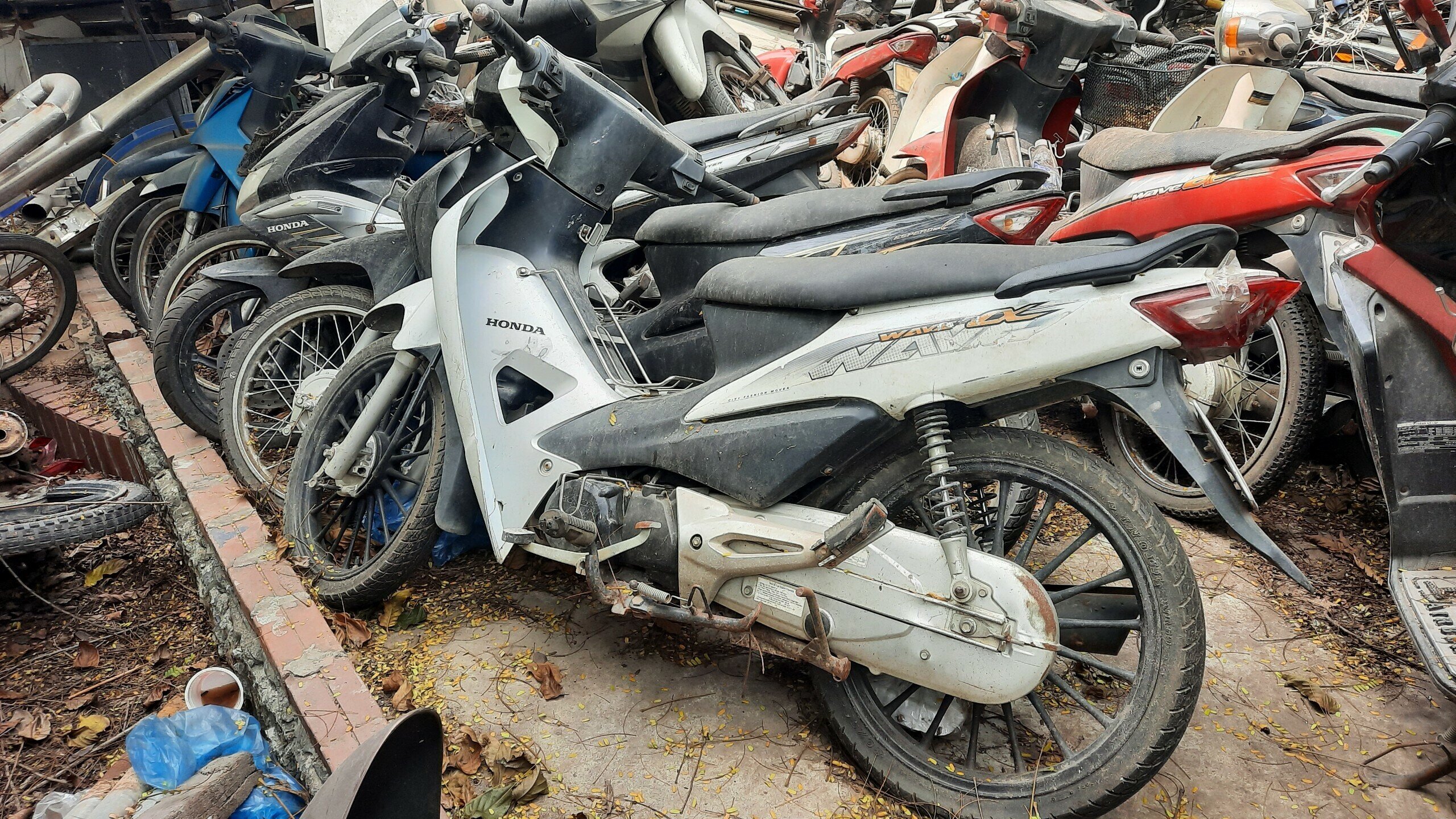 Phó Giám đốc Xí nghiệp 5 cũng cho biết, việc người dân bỏ xe vi phạm là do số tiền nộp phạt vi phạm nồng độ cồn có khi còn nhiều hơn là giá trị của chiếc xe máy.