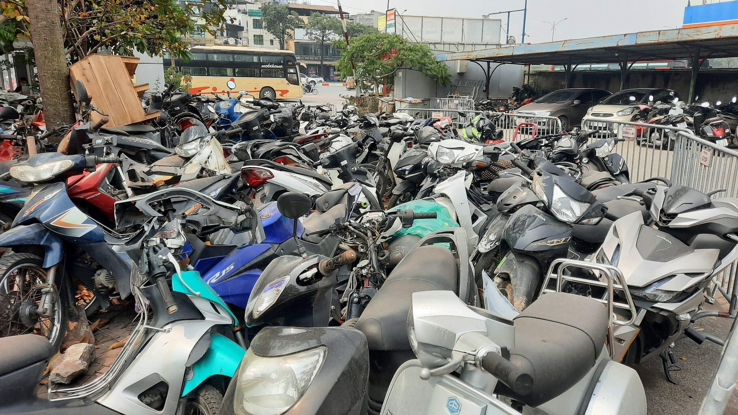 "Đa phần những chiếc xe thấp hơn mức tiền nộp phạt thì chủ xe sẽ không đến làm thủ tục lấy xe về. Điều này khiến bãi xe của chúng tôi ngày càng chật chội hơn", ông Nguyễn Đức Lộc nói.