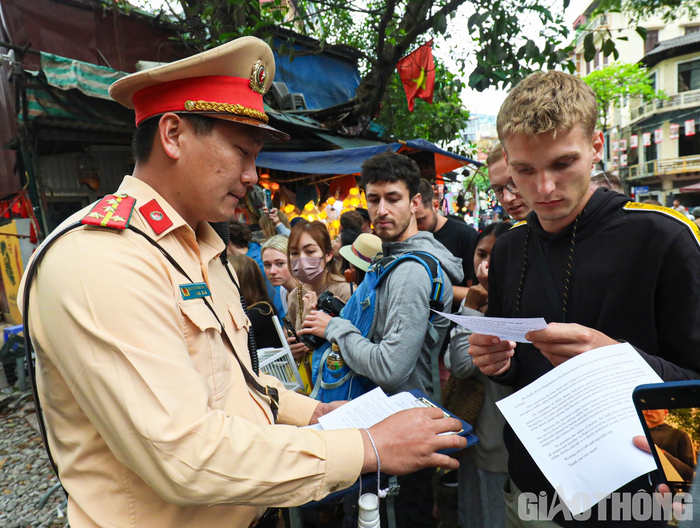 "Nội dung của tờ rơi rất phong ph&uacute; v&agrave; được cập nhật th&ocirc;ng tin về c&aacute;c văn bản ph&aacute;p luật li&ecirc;n quan đến việc đ&oacute;ng cửa những qu&aacute;n x&aacute; xung quanh khu vực n&agrave;y. Đội cũng đ&atilde; phối hợp với c&aacute;c cơ quan chức năng để tổ chức tuy&ecirc;n truyền, nhắc nhở li&ecirc;n tục du kh&aacute;ch v&agrave; người d&acirc;n về những nguy hiểm c&oacute; thể xảy ra", Thiếu t&aacute; Khương cho hay.