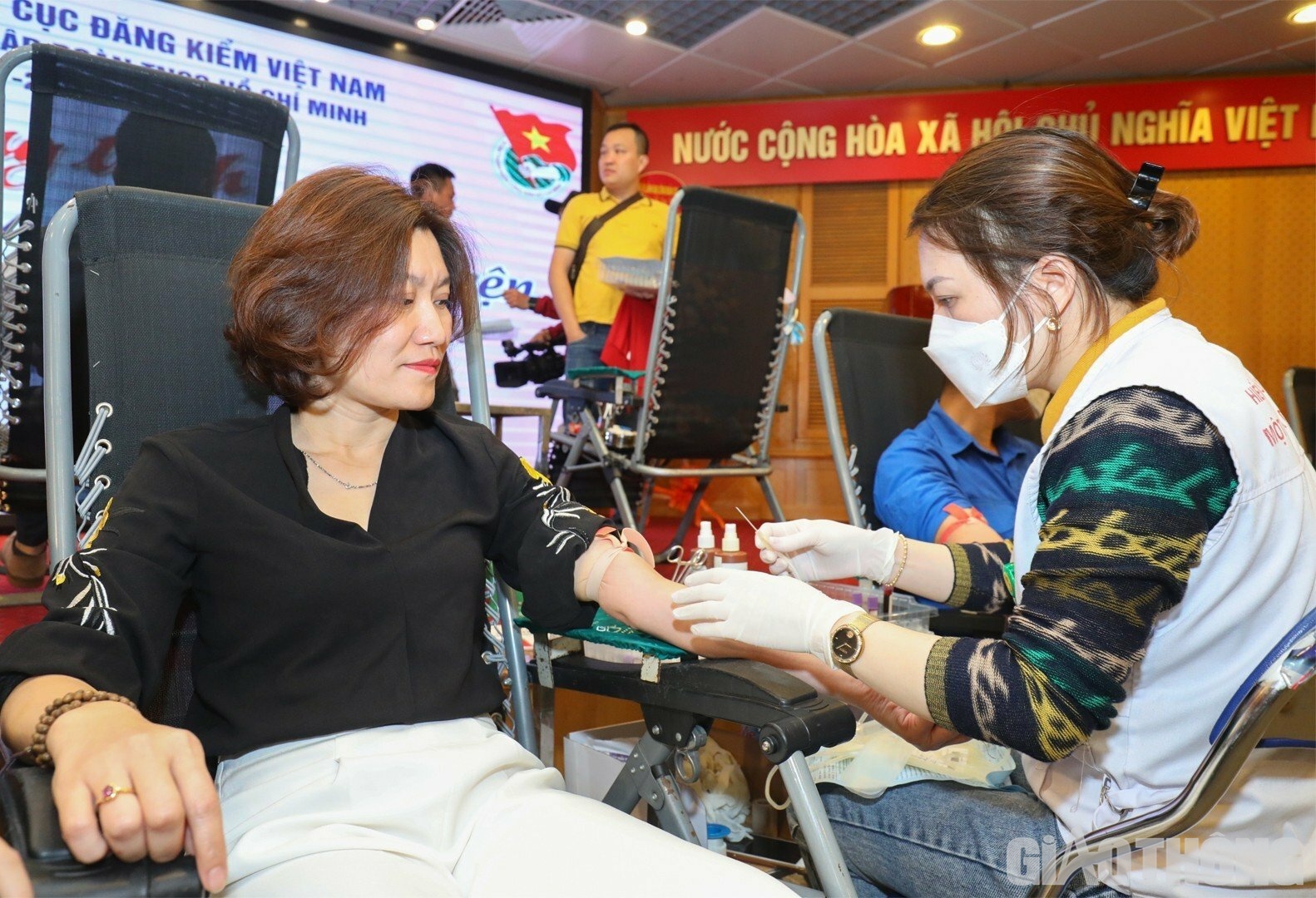 Bà Nguyễn Thị Hồng Nga, Phó Tổng biên tập Báo Giao thông tham gia hiến máu tại Cục Đăng kiểm VN, nhấn mạnh đây là hoạt động ý nghĩa thể hiện tinh thần cống hiến vì cộng đồng, nhằm chia sẻ với những hoàn cảnh không may mắn, trao đi giọt máu đào để trao hy vọng cho những nạn nhân TNGT và những bệnh nhân đang cần, từ đó, góp phần cứu sống được nhiều người, nhiều gia đình và cho xã hội
