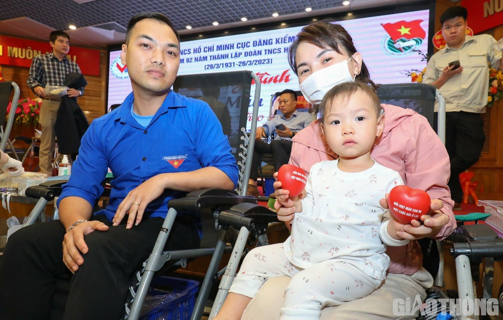 Anh Vũ Xuân Bắc, đăng kiểm viên Chi cục đăng kiểm số 1, Cục Đăng kiểm VN cho biết, nhân ngày nghỉ Chủ nhật, vợ anh là chị Đoàn Thị Mến (đang công tác ở Hải Phòng) cùng con gái 21 tháng tuổi lên Hà Nội thăm chồng, Biết tin mai chồng tham gia hiến máu tình nguyện, chị Mến đã ngỏ ý đi cùng để động viên chồng cũng như trực tiếp tham gia hiến máu, mong đồng hành cùng lĩnh vực đăng kiểm mà anh Bắc đang công tác nêu cao tinh thần nhân đạo, nỗ lực phục vụ nhân dân dù đang trải qua cơn sóng thần đầy khó khăn