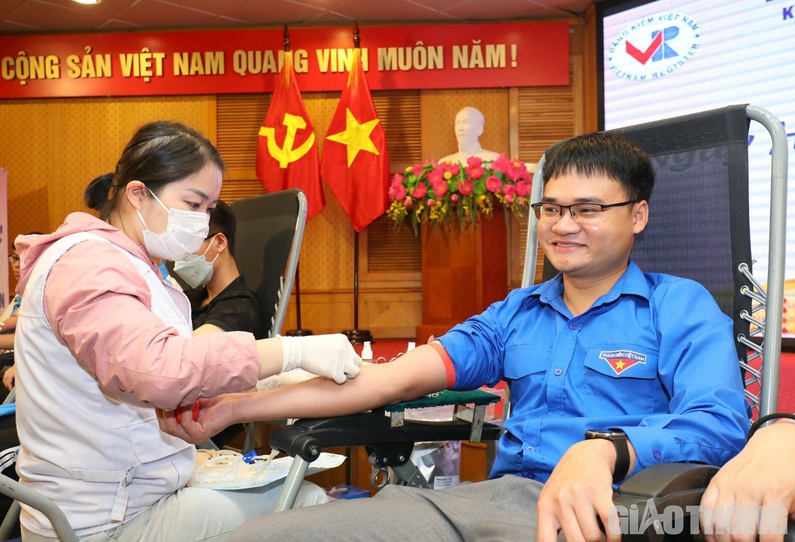 Anh Trần Nam Khánh, Đoàn viên Báo Giao thông cho biết, đây là lần thứ 2 anh tham gia hiến máu tình nguyện và cảm thấy rất vui khi được góp sức giúp đỡ những hoàn cảnh không may mắn đang nỗ lực từng phút, từng giờ giành lại sự sống, trở về một cách khoẻ mạnh với gia đình và cộng đồng