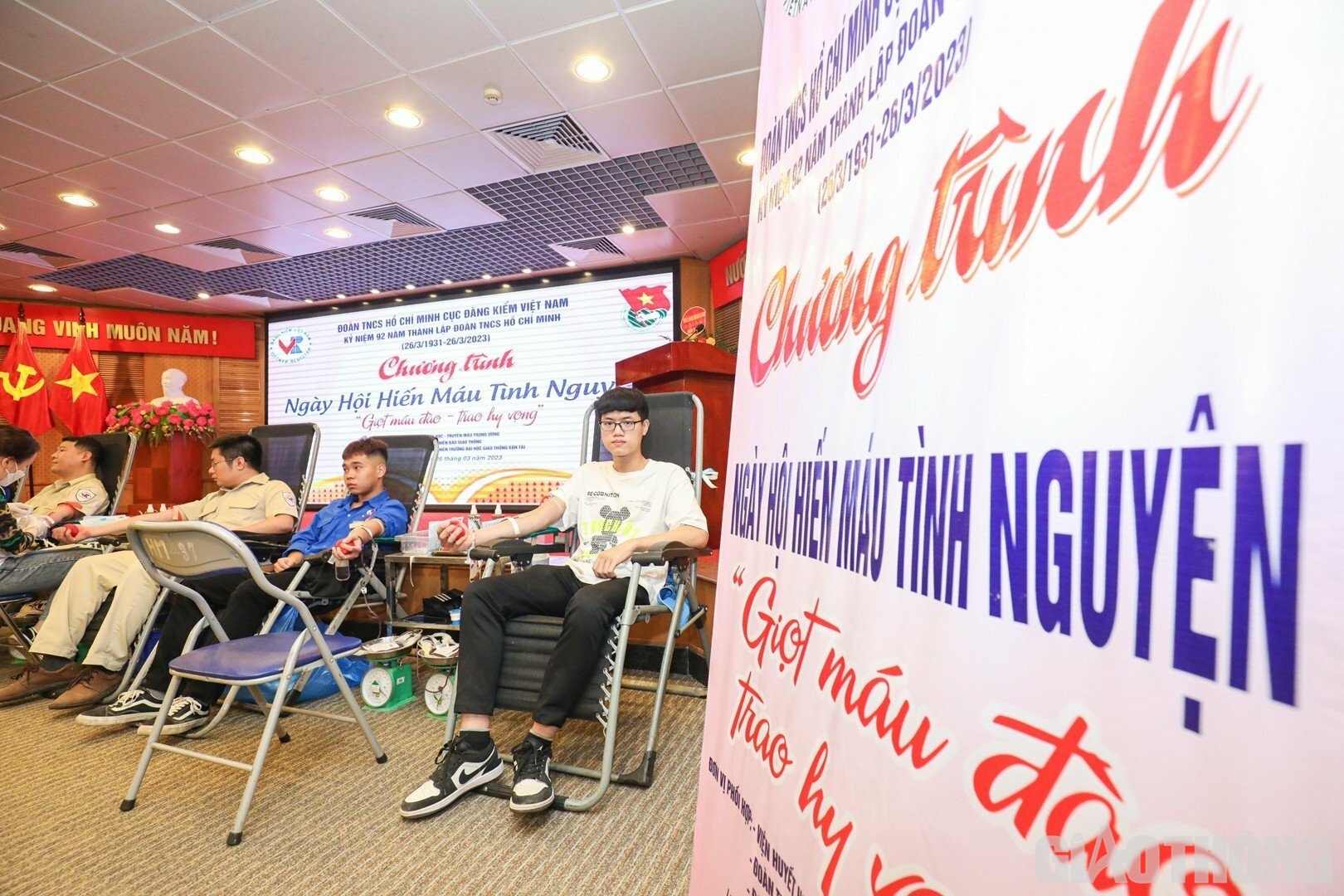 Sáng 26/3, hưởng ứng Kỷ niệm 92 năm Ngày thành lập Đoàn Thanh niên Cộng sản Hồ Chí Minh, tại Cục Đăng kiểm VN diễn ra chương trình hiến máu tình nguyện “Giọt máu đào – Trao hy vọng” do Đoàn thanh niên Cục Đăng kiểm VN, Đoàn Thanh niên Báo Giao thông phối hợp tổ chức