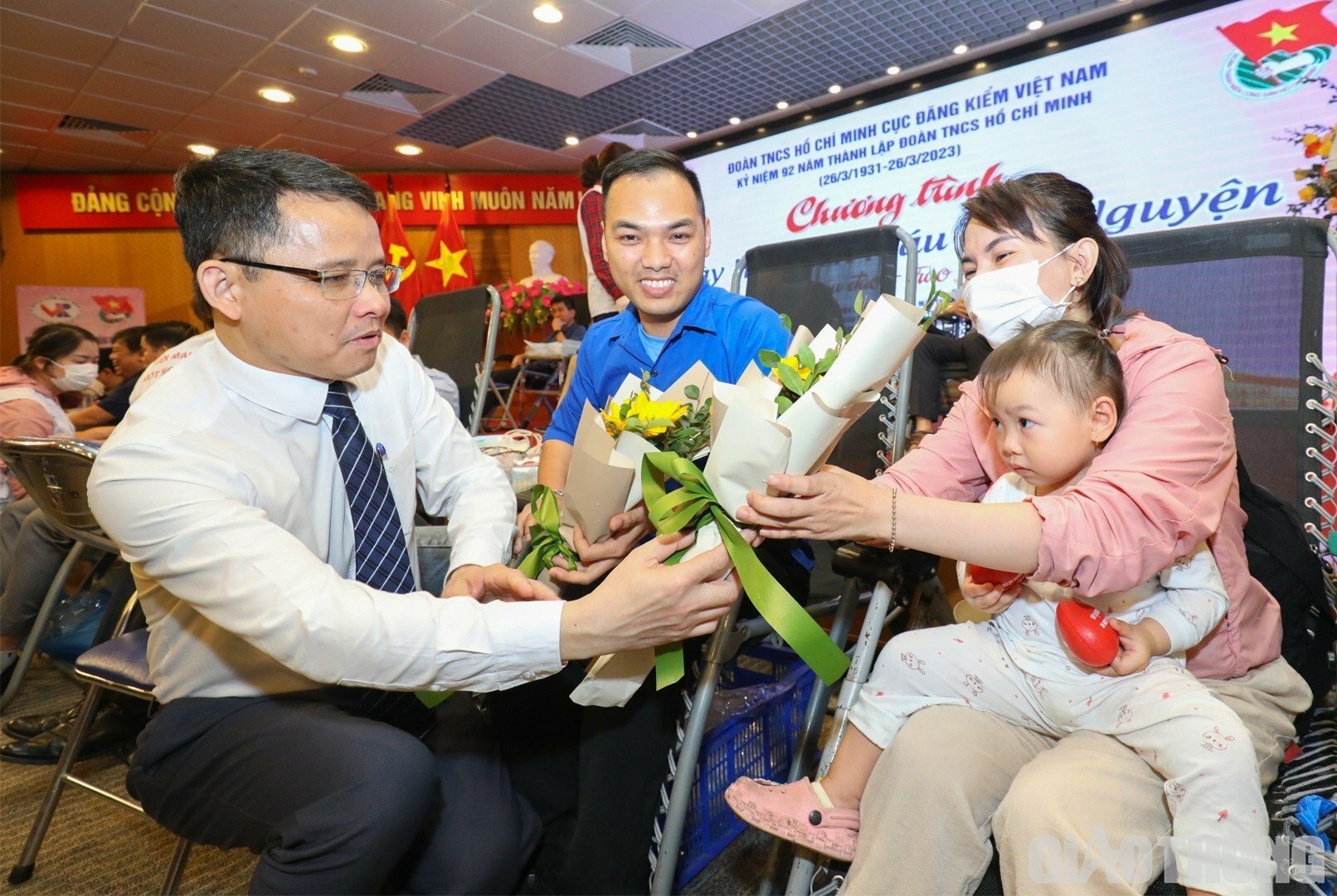 Ông Nguyễn Vũ Hải, Phó Cục trưởng Cục Đăng kiểm VN tặng hoa gia đình đăng kiểm viên Vũ Xuân Bắc đã tham gia hiến máu và cho biết đây là hoạt động hết sức ý nghĩa của Đoàn TNCS Hồ Chí Minh Cục Đăng kiểm VN, thể hiện tinh thần cống hiến vì cộng đồng, nhằm chia sẻ với những hoàn cảnh không may mắn