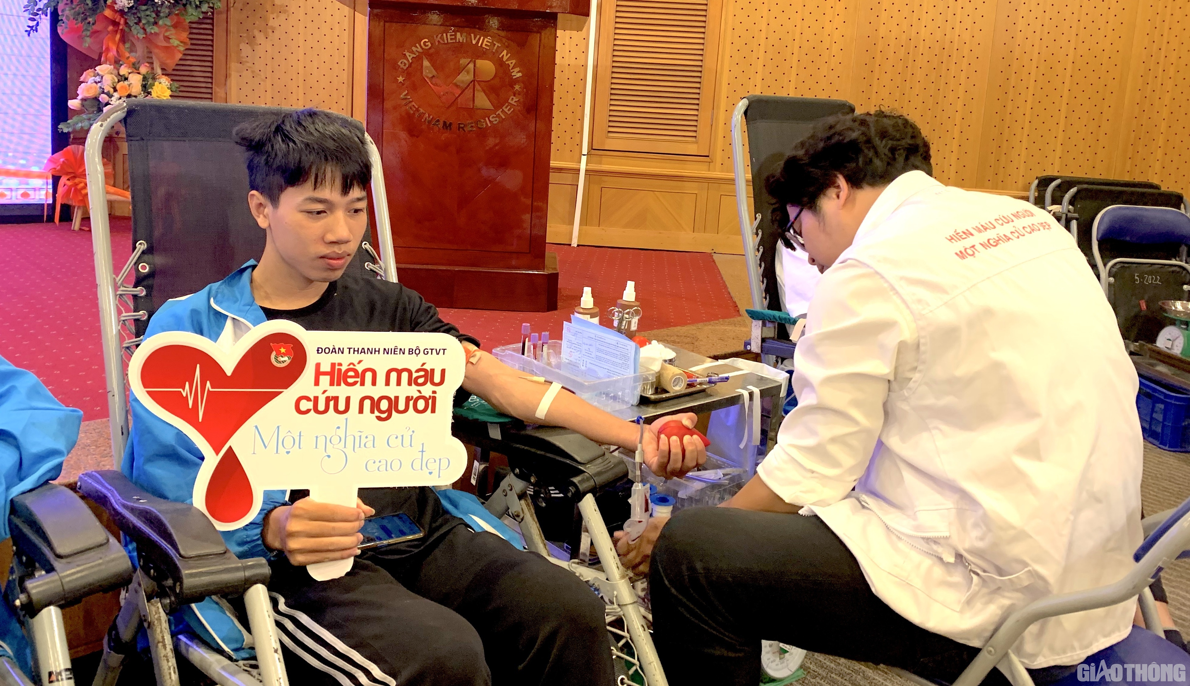 Em Nguyễn Xuân Hoà, sinh viên năm thứ 3 Trường Đại học Giao thông vận tải cho biết, đây là lần thứ 5 Hoà tham gia hiến máu tình nguyện kể từ khi lên Đại học. Thời tiết sáng nay chuyển lạnh đột ngột nhưng vì nghĩa cử cao đẹp hiến máu cứu người, Hoà cùng nhiều bạn bè tại trường không quản đường xa đã đến Cục Đăng kiểm VN để chung sức hiến máu cứu người