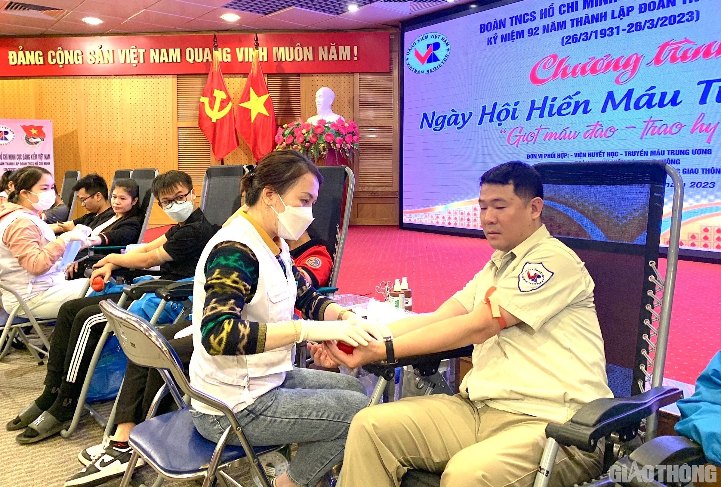Anh Đặng Hoàng Anh, Phòng Chất lượng xe cơ giới, Cục Đăng kiểm VN cho biết đây là lần thứ 3 anh tham gia hiến máu tình nguyện. Nhấn mạnh đây là hoạt động ý nghĩa được tổ chức trong hoàn cảnh Cục Đăng kiểm VN đang trải qua nhiều khó khăn "nhưng không phải để sốc lại tinh thần các cán bộ, viên chức, người lao động mà việc làm này nhằm mục đích giúp người, biết đâu một ngày nào đó, chính mình sẽ cần đến những giọt máu được hiến tặng của mọi người trong xã hội", anh Hoàng Anh nói