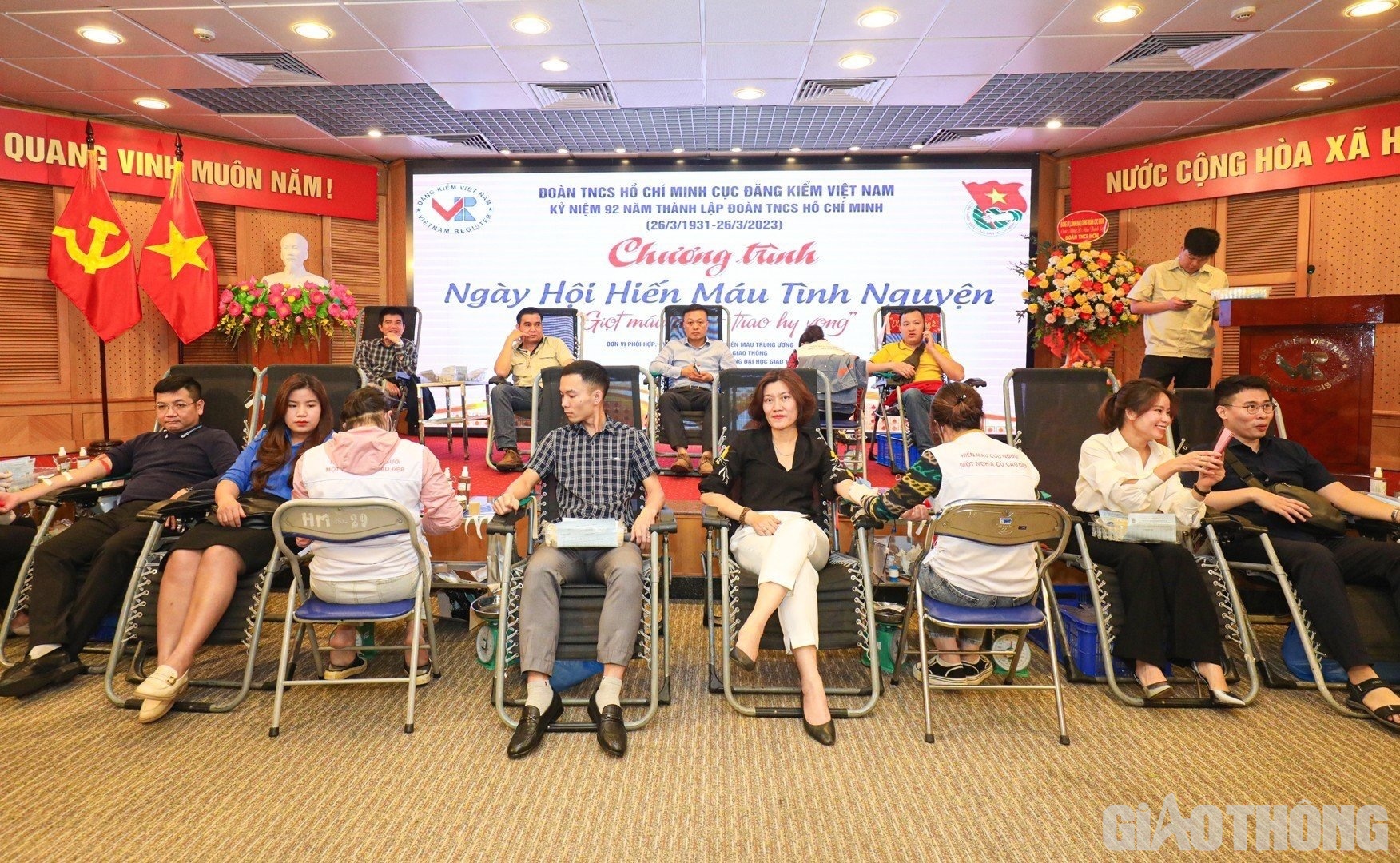 Theo các đoàn viên, thanh niên Cục Đăng kiểm VN đây là một ngày đặc biệt khi lần đầu tiên sau 6 tháng, tại Cục Đăng kiểm VN lại rực rỡ cờ hoa, tràn đầy sức sống
