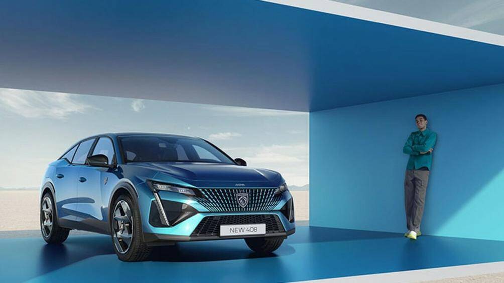 Đầu xe nổi bật với lưới tản nhiệt không viền, cụm đèn pha LED ma trận thanh mảnh và dải đèn LED định vị ban ngày kéo dài xuống cản trước