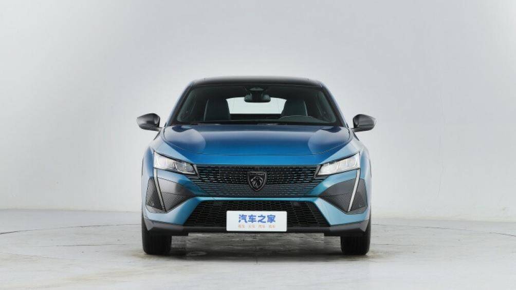 Peugeot 408 2023 có thiết kế hiện đại với mui dốc và thân xe độc đáo cùng nhiều đường cắt xẻ và đường cong táo bạo