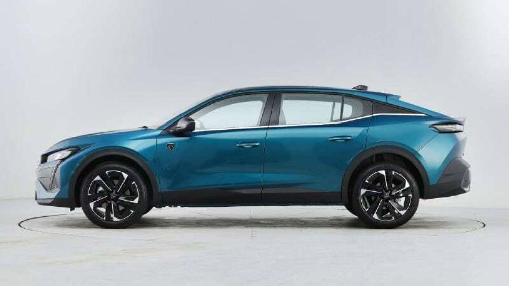 Một số chi tiết ngoại thất Peugeot 408 2023 được sơn đen tạo điểm nhấn thể thao như ốp cản trước, la-zăng và viền cửa sổ