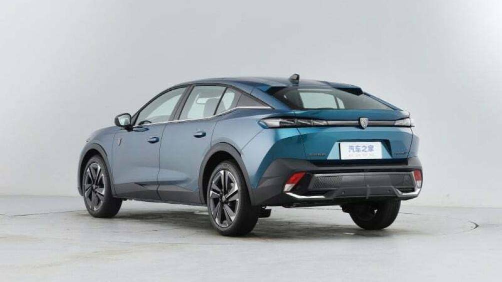 Phía đuôi xe Peugeot 408 2023 được trang bị một tấm ốp bảo vệ sơn đen, hai cánh khuếch tán trên nóc xe được thiết kế khá độc đáo
