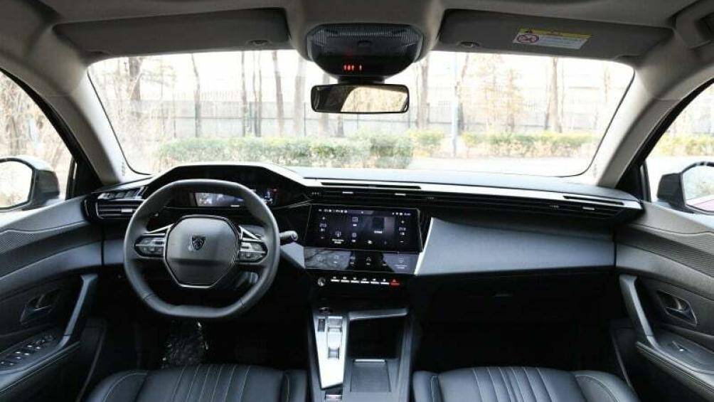 Bên trong xe là bảng đồng hồ kỹ thuật số với màn hình 10 inch phía sau, màn hình thông tin giải trí dạng cảm ứng 10 inch