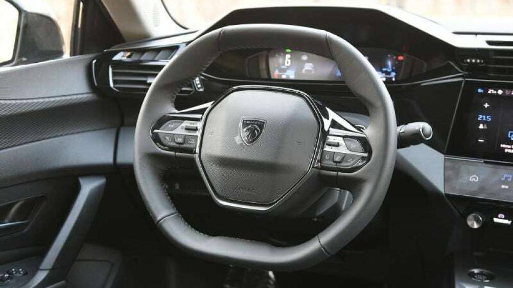 Xe còn được trang bị nút chuyển số ốp kim loại, cửa sổ trời toàn cảnh Panorama chỉnh điện, hệ thống đèn viền LED