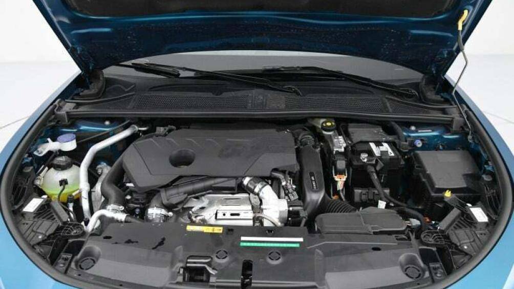 Nằm dưới nắp capo của Peugeot 408 là khối động cơ 1.6T cho công suất tối đa 175 mã lực và mô-men xoắn cực đại 250 Nm