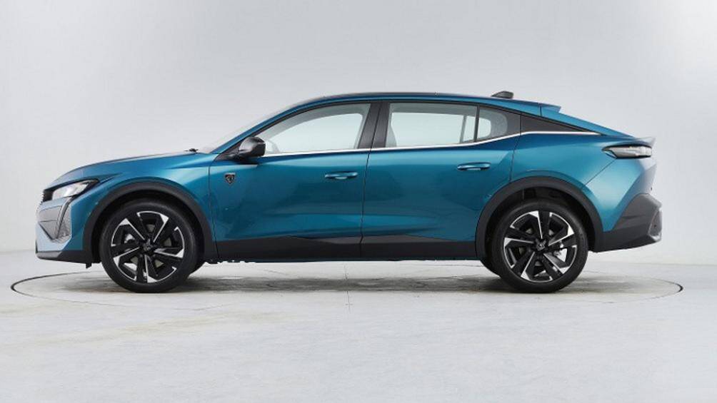 Về trang bị an toàn, xe sở hữu các tính năng như: phanh khẩn cấp tự động, kiểm soát hành trình, cảnh báo phương tiện cắt ngang...