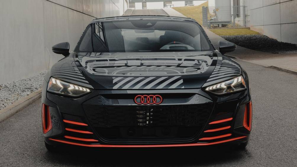 Phiên bản đặc biệt này trang bị bộ pin 93,4 kWh, cho phép di chuyển tối đa 373 km/h