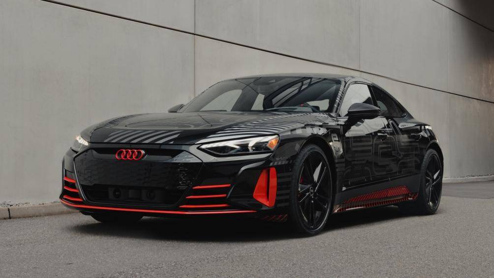 Ngoại thất xe sử dụng ba tông màu chủ đạo là đen, xám và đỏ. Phần đầu xe có bộ chia gió và ốp hốc gió, logo Audi có màu đỏ nổi bật