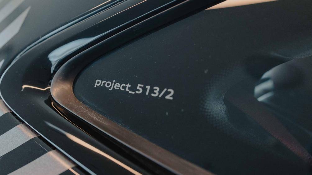Bậc cửa ốp sợi carbon có thể phát sáng. Ngay cả màn hình thông tin giải trí 10,1 inch cũng mang giao diện “project_513/2”