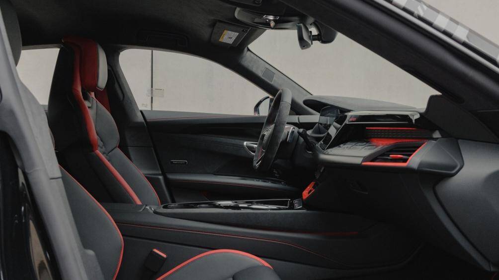 Audi e-tron RS GT bản đặc biệt có nhiều trang bị mới như một số chi tiết bằng sợi carbon, hệ thống phanh carbon-ceramic, nội thất bọc da cao cấp