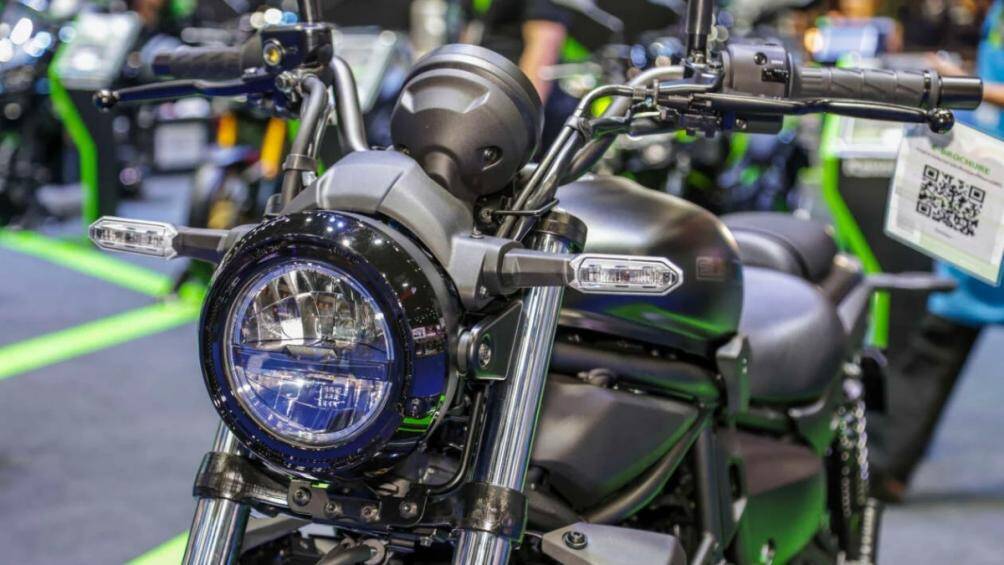 Kawasaki Eliminator 400 cũng sở hữu nhiều tính năng như hệ thống chiếu sáng Full-LED, màn hình kỹ thuật số và cả phanh ABS