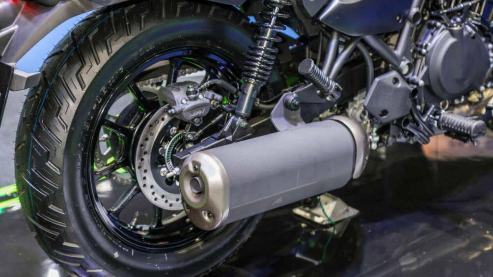 Ứng dụng Rideology của Kawasaki kết nối Eliminator 400 qua bluetooth, cho phép người lái truy cập các chức năng của xe