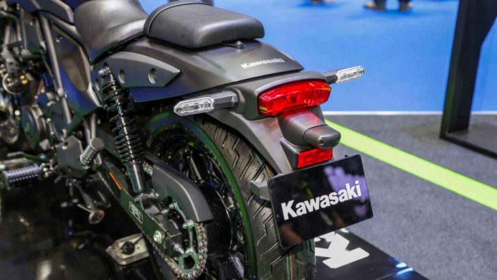 Riêng phiên bản SE của chiếc Eliminator 400 mới được trang bị hệ thống định vị GPS, cổng sạc điện thoại, camera trước và sau