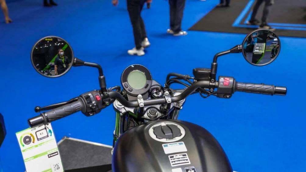 Xe có hai phiên bản tùy chọn gồm Kawasaki Eliminator 400 và Eliminator 400 SE