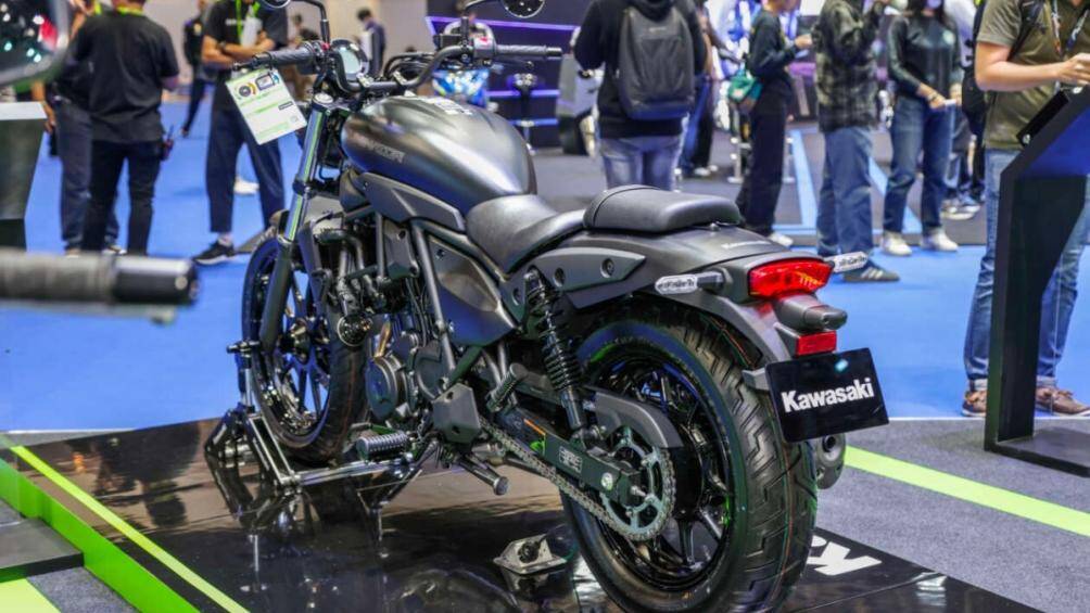 Xe có kích thước bánh trước 18 inch và 16 inch ở bánh sau. Giảm xóc kép được bố trí ở phía sau, mang lại sự thoải mái cho hành trình dài