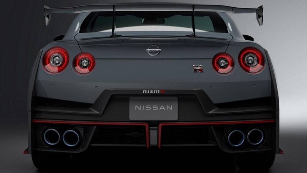 Ngoài ra, Nissan còn thiết kế lại bộ bodykit khí động học bằng sợi carbon ở 2 bên thân xe và cản sau