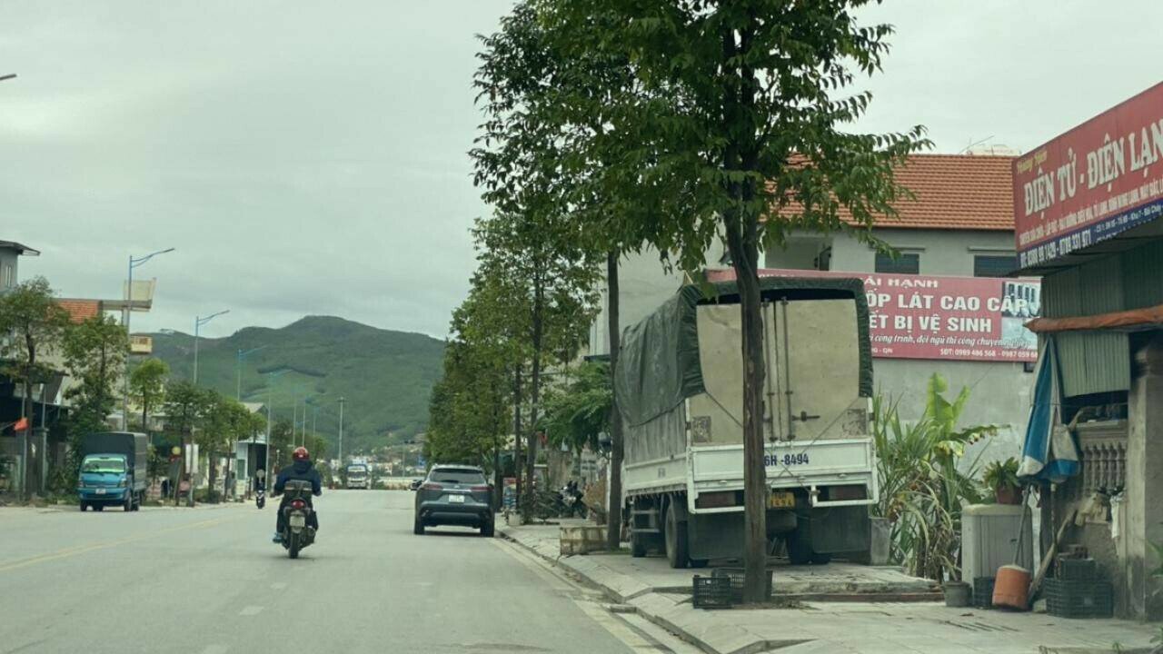 "Chính quyền địa phương đã nhiều lần kiến nghị cấp có thẩm quyền cắm biển cấm đỗ, dừng hoặc kẻ vạch phân khu vực cho phép phương tiện đỗ để làm cơ sở xử lý nếu phát hiện vi phạm. Tuy nhiên, đây là tuyến quốc lộ, nên việc kẻ vạch cho phương tiện đỗ, địa phương không thể thực hiện được", ông Thế Anh cho biết thêm.