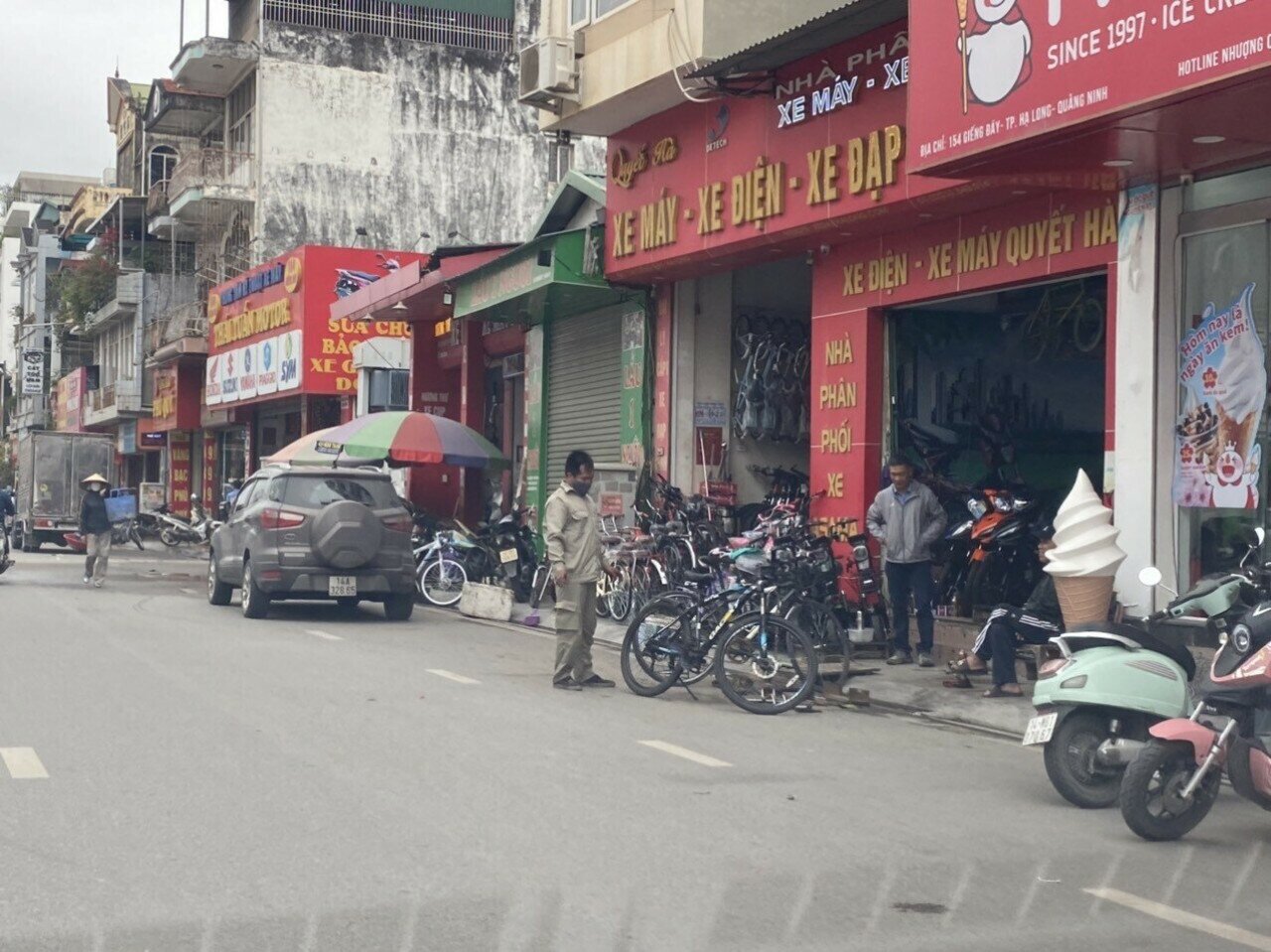 Ông Ngô Đức Hạnh, Phó Chủ tịch UBND phường Hà Khẩu thì cho biết: "Đúng là tình trạng ô tô đỗ ở khu vực cấm, vỉa hè bị chiếm dụng làm nơi kinh doanh, để phương tiện vẫn diễn ra. Lực lượng chức năng của địa phương đã thường xuyên phối hợp tuyên truyền, xử lý, nhưng khi vắng bóng lực lượng chức năng là vi phạm lại tái diễn".