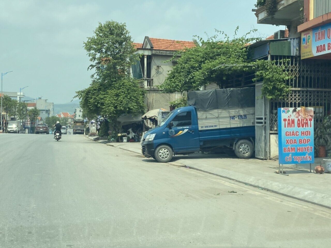 "Trên địa bàn, bám tuyến đường này có nhiều cơ quan, đơn vị, cơ sở kinh doanh mà lại không có điểm gửi phương tiện, nên cũng khó cho người dân khi đến giao dịch", ông Hạnh cho hay.