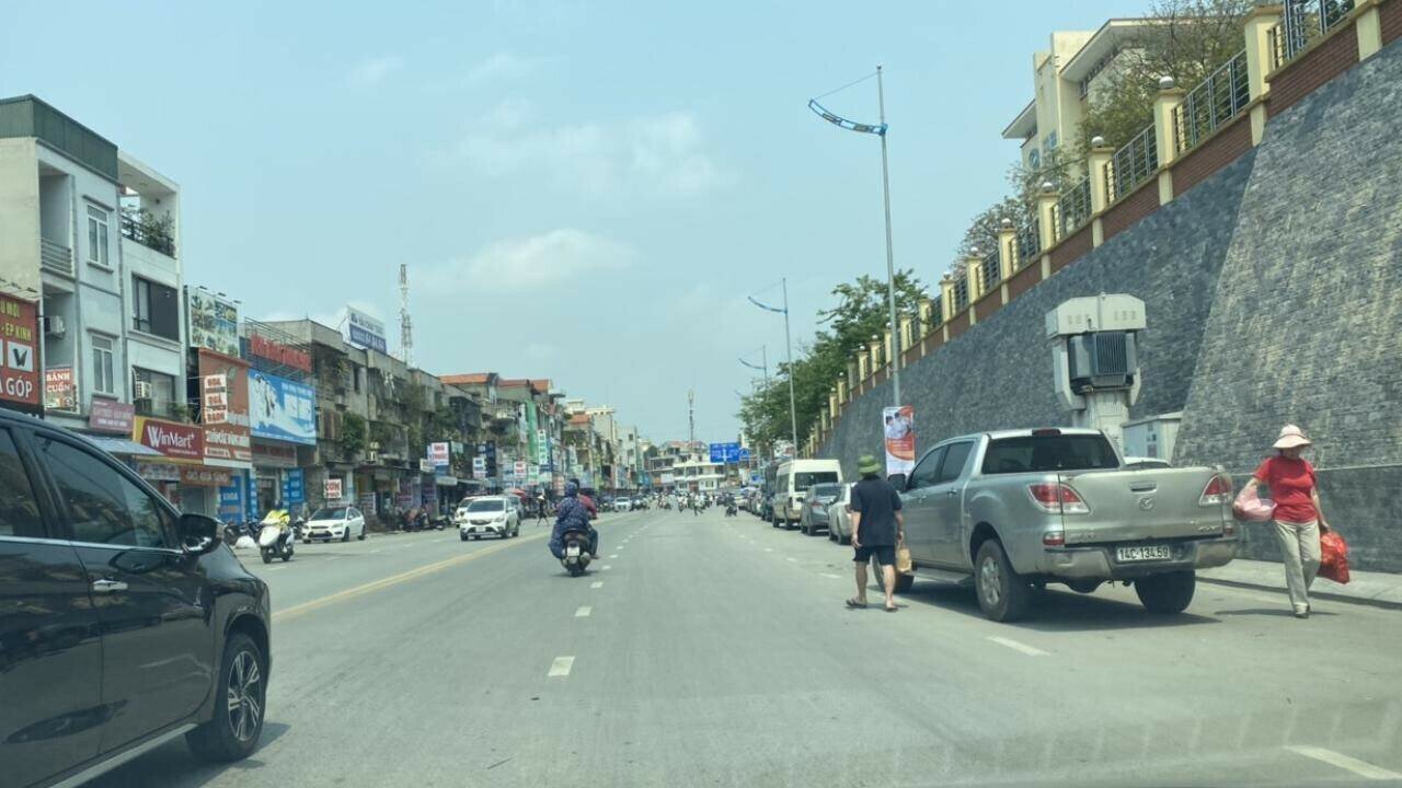 Ngay từ điểm đầu xuất phát của Quốc lộ 279, lòng đường, vỉa hè đã bị chiếm dụng để làm nơi đỗ ô tô, xe máy. Điển hình là đoạn qua cổng Bệnh viện Đa khoa khu vực Bãi Cháy, ở làn bên phải theo hướng Quảng Ninh - Bắc Giang, thường xuyên có loạt ô tô đỗ hàng dài. Còn ở hướng bên kia, ô tô, xe máy đỗ tràn lan cả lòng đường, vỉa hè trước cửa các quán ăn, hiệu thuốc…